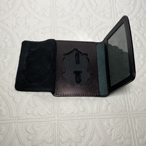EUC Strong Black Leather Badge Holder/Wallet - Picture 4 of 7